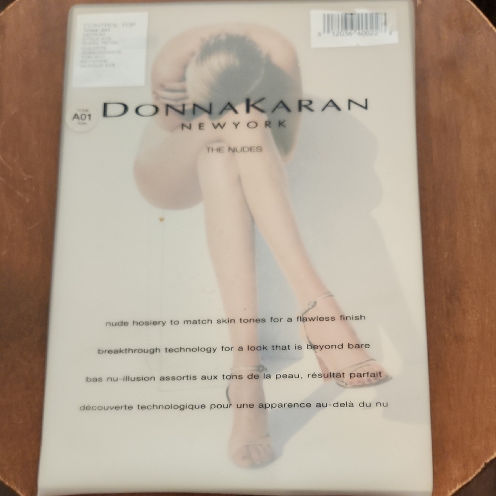 DONNA KARAN NEW YORK Hosiery w/Control Top sz Medium BRAND NEW!